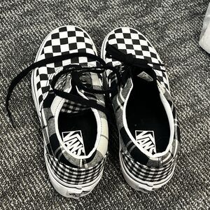 Unisex Vans Women’s 7.5 Men’s 6 Skater Shoe Classic
